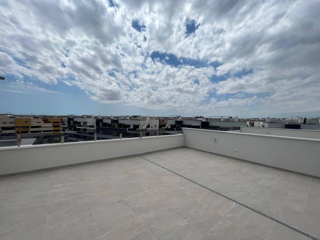 3 soveværelse Penthouse til salg i Torrevieja med swimmingpool garage - € 389.000 (Ref: 9049621)