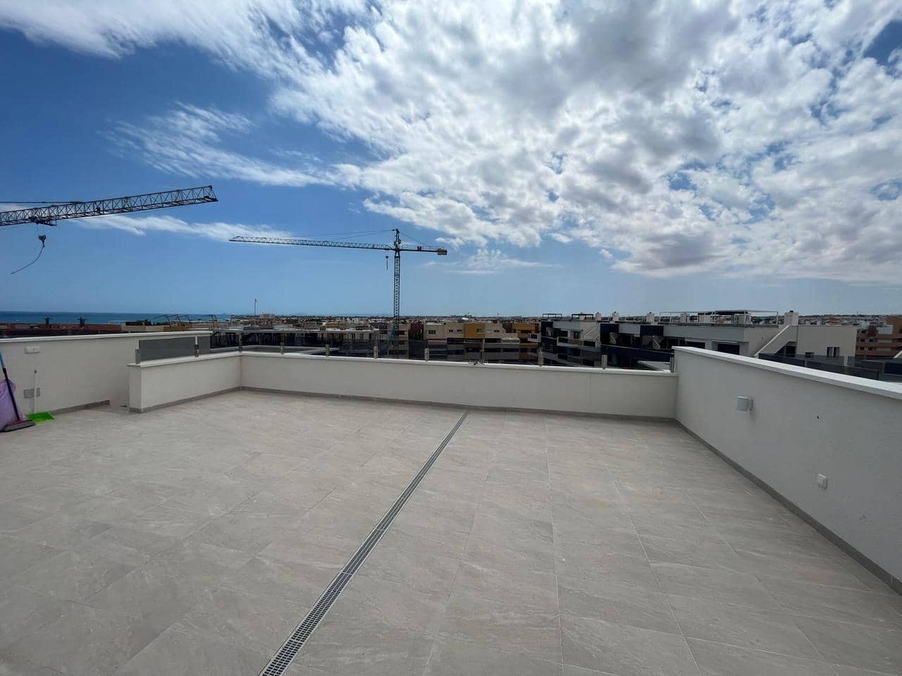 3 soveværelse Penthouse til salg i Torrevieja med swimmingpool garage - € 389.000 (Ref: 9049621)