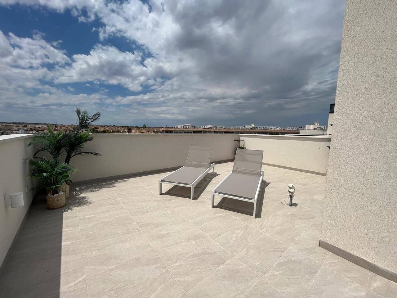 3 soveværelse Penthouse til salg i Torrevieja med swimmingpool garage - € 389.000 (Ref: 9049621)