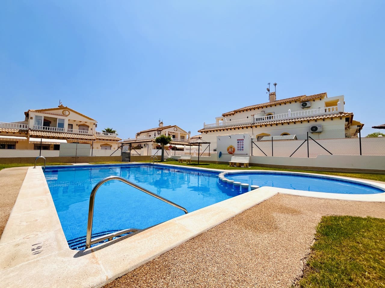 3 soverom Hus til salgs i Playa Flamenca med svømmebasseng - € 288 000 (Ref: 9166178)