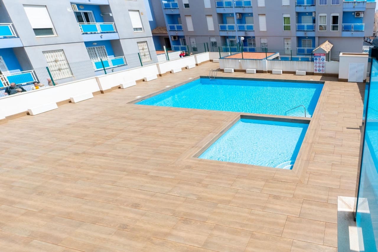 2 soveværelse Lejlighed til salg i Torrevieja med swimmingpool - € 219.500 (Ref: 9324947)