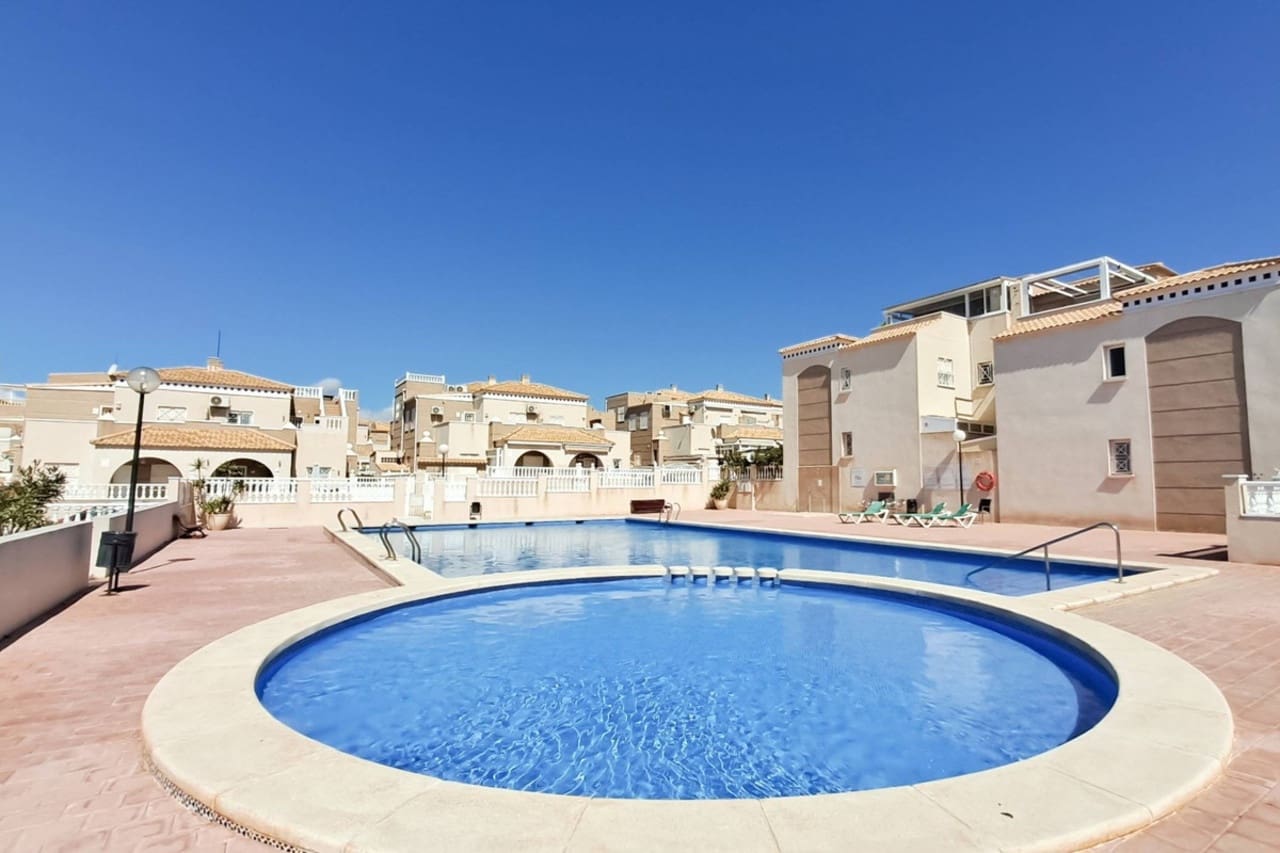 2 soverom Villa til salgs i Torrevieja med svømmebasseng - € 185 000 (Ref: 9325005)