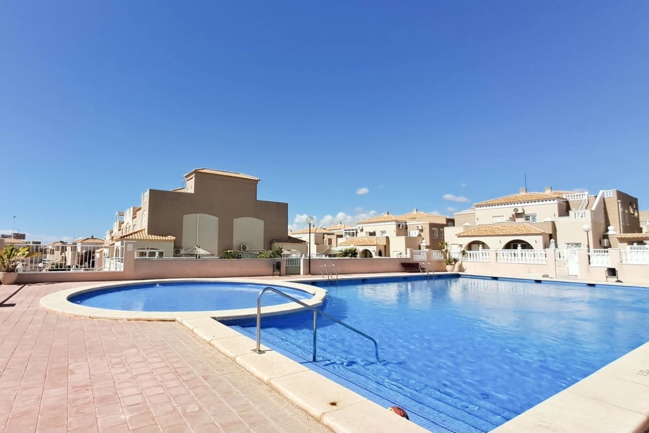 2 soverom Villa til salgs i Torrevieja med svømmebasseng - € 185 000 (Ref: 9325005)