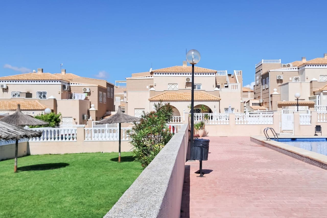 2 soverom Villa til salgs i Torrevieja med svømmebasseng - € 185 000 (Ref: 9325005)