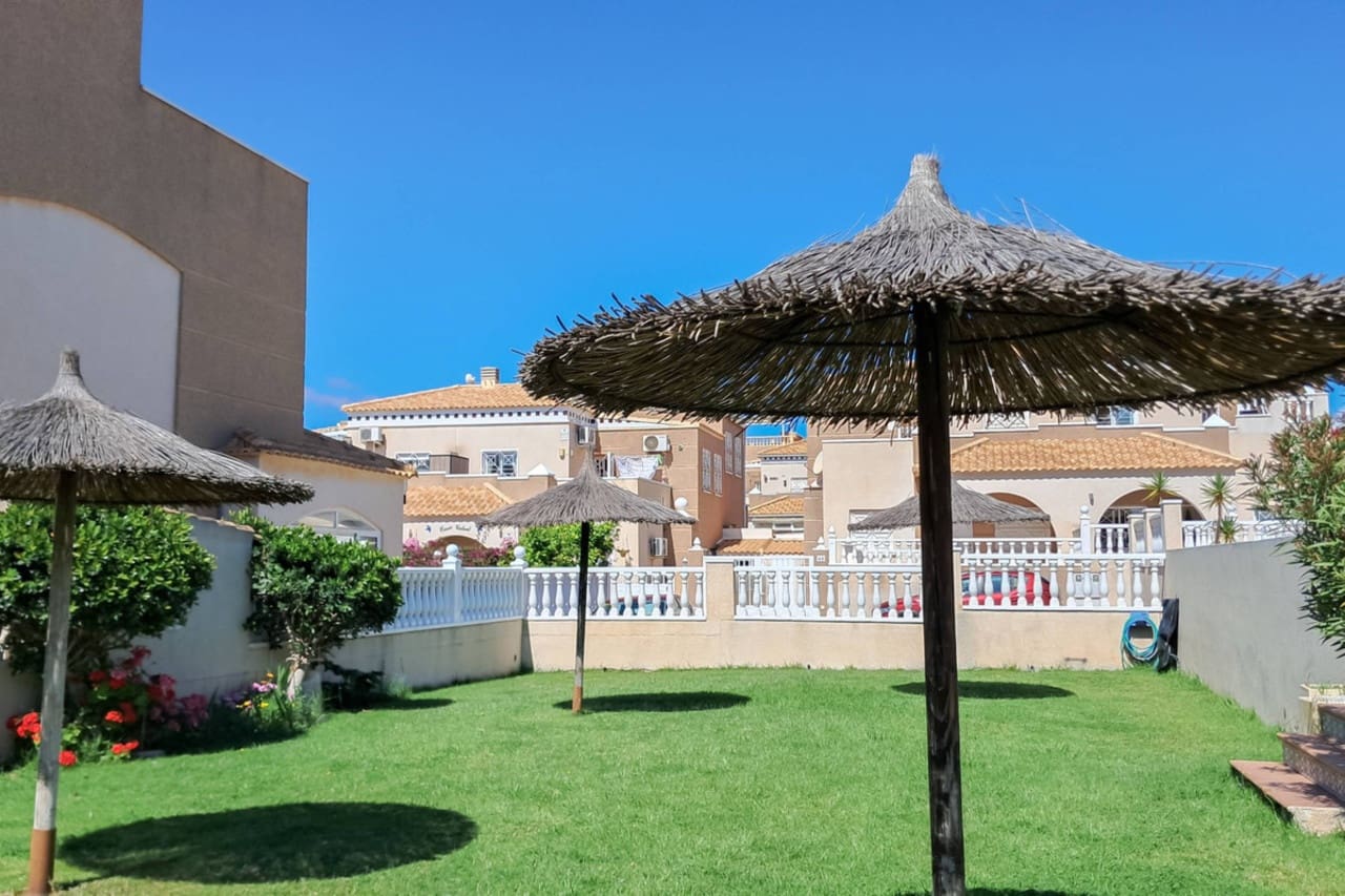 2 soverom Villa til salgs i Torrevieja med svømmebasseng - € 185 000 (Ref: 9325005)