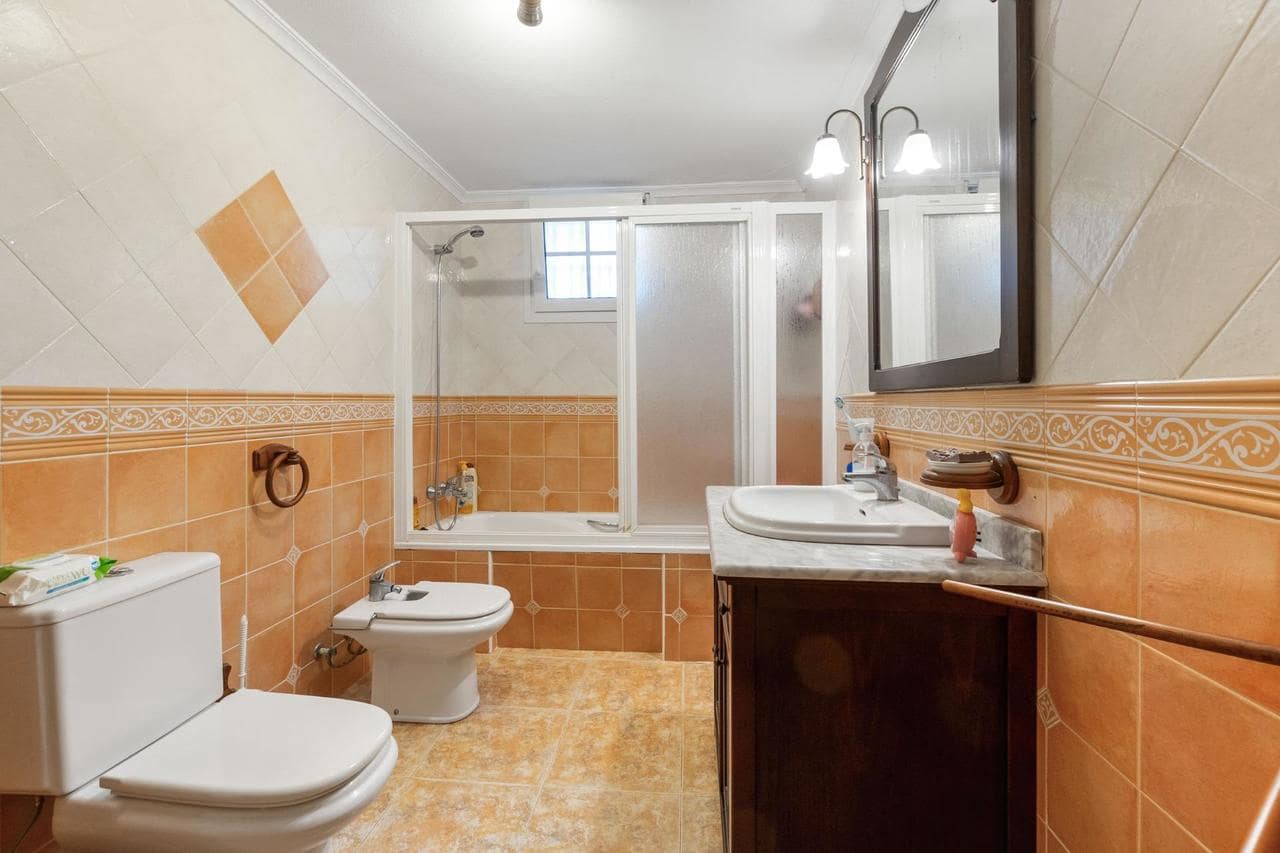 4 bedroom Villa for sale in Torrevieja with pool - € 490,000 (Ref: 9325060)