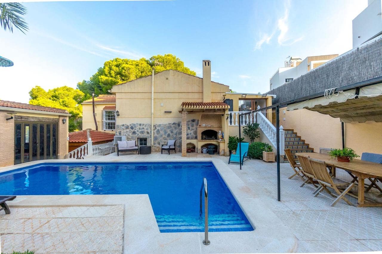 4 bedroom Villa for sale in Torrevieja with pool - € 490,000 (Ref: 9325060)