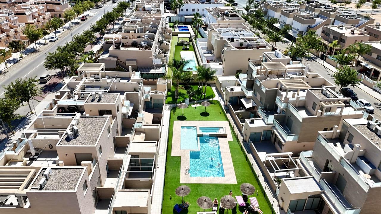 4 bedroom Villa for sale in Pilar de la Horadada with pool - € 650,000 (Ref: 9335408)