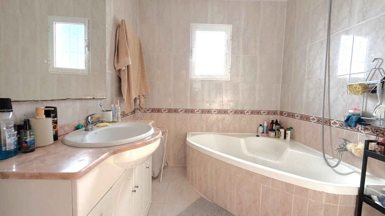 Chalet de 2 habitaciones en Torrevieja en venta - 189.000 € (Ref: 9347210)