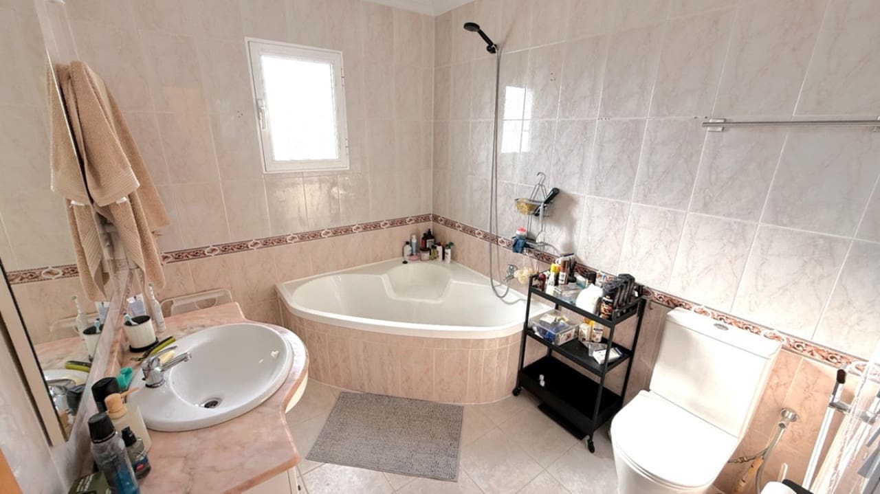 Chalet de 2 habitaciones en Torrevieja en venta - 189.000 € (Ref: 9347210)