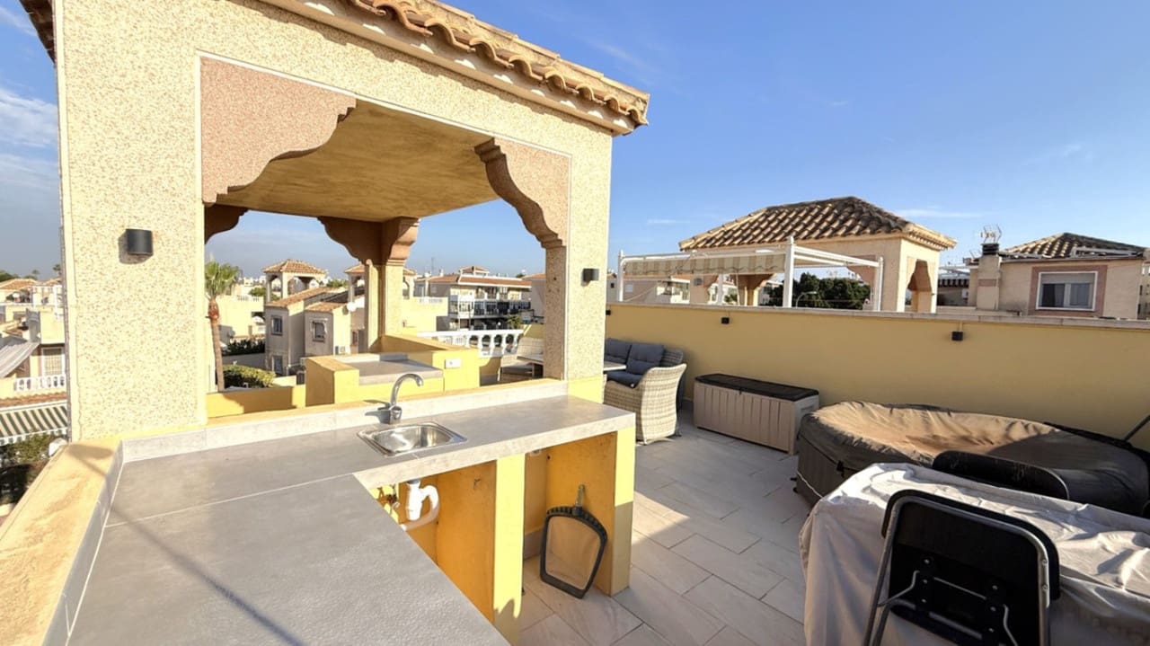 Chalet de 2 habitaciones en Torrevieja en venta - 189.000 € (Ref: 9347210)