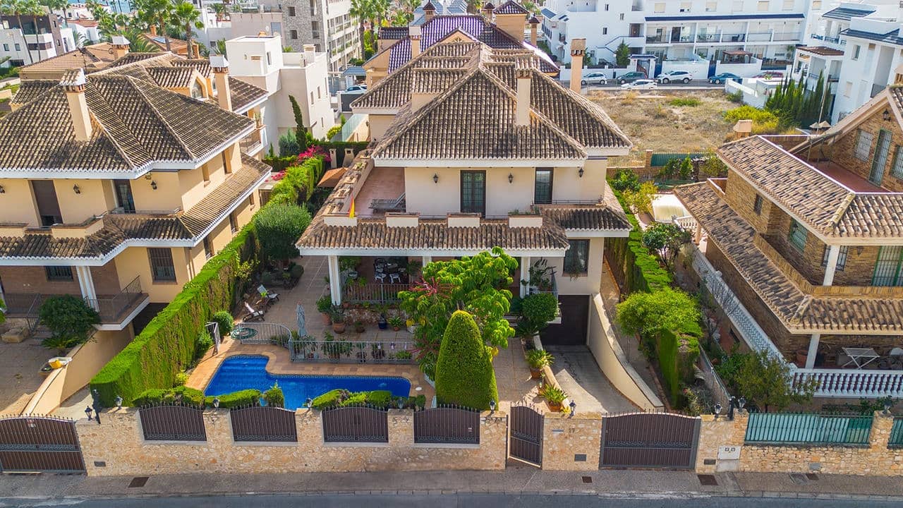 6 Zimmer Villa zu verkaufen in Torrevieja - 2.490.000 € (Ref: 9355718)