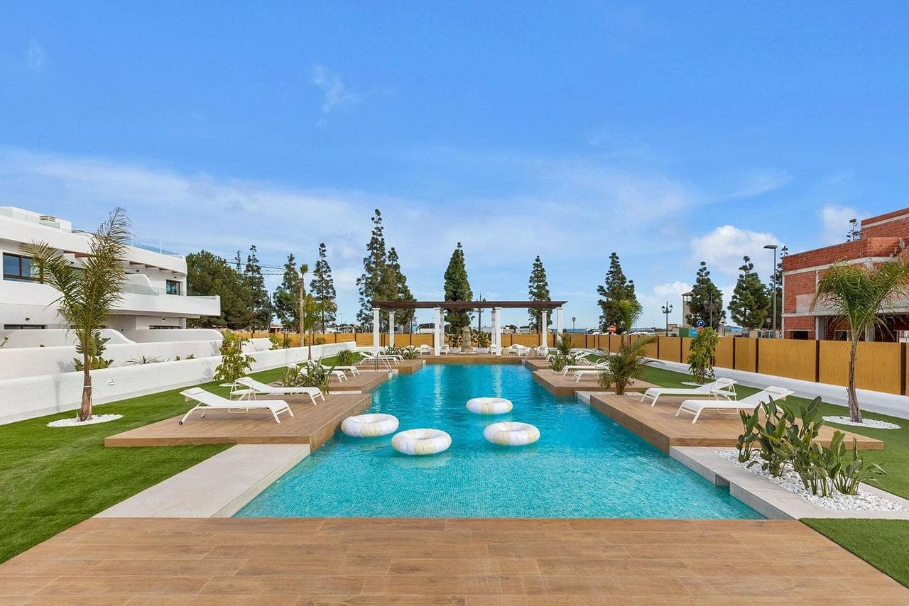 2 quarto Penthouse para venda em Los Alcazares com piscina garagem - 399 900 € (Ref: 9521042)