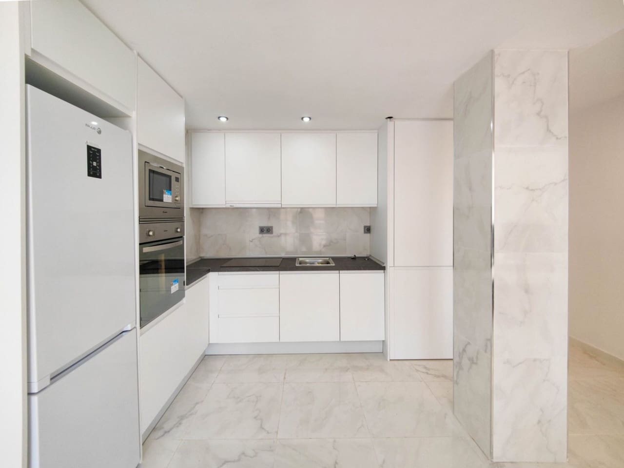 2 slaapkamer Appartement te koop in Punta Prima met zwembad - € 187.000 (Ref: 9578063)