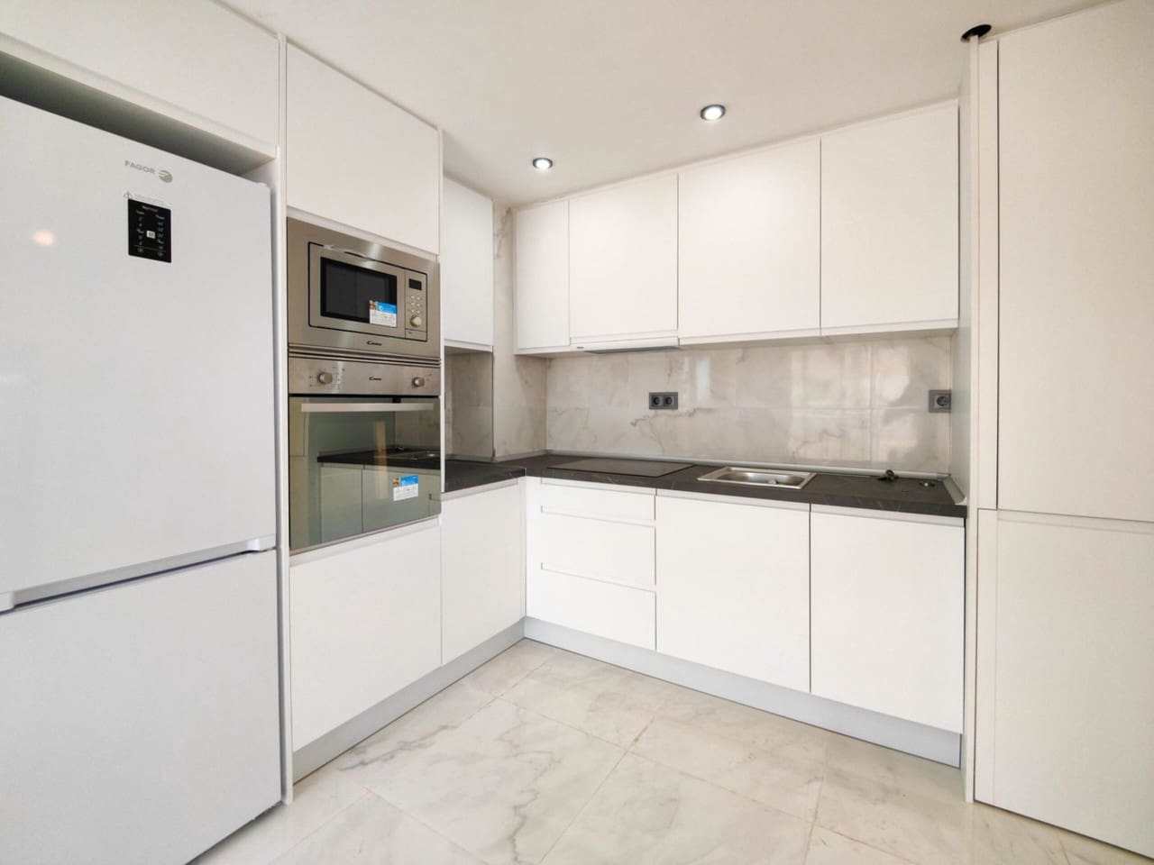 2 slaapkamer Appartement te koop in Punta Prima met zwembad - € 187.000 (Ref: 9578063)