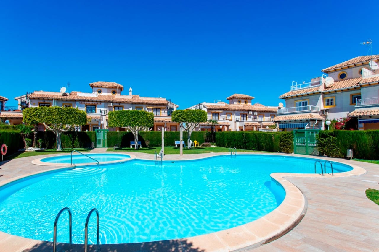 2 makuuhuone Huvila myytävänä paikassa Orihuela Costa mukana uima-altaan - 188 000 € (Ref: 9578095)