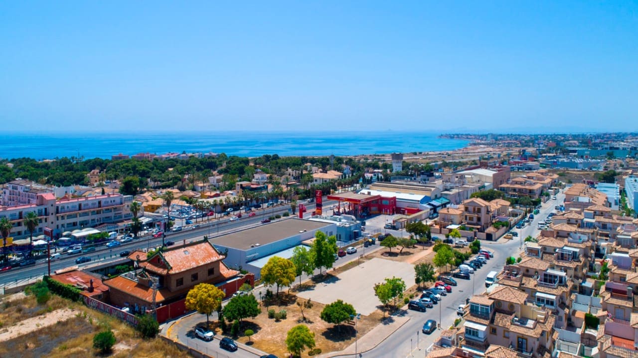 2 makuuhuone Huvila myytävänä paikassa Orihuela Costa mukana uima-altaan - 188 000 € (Ref: 9578095)