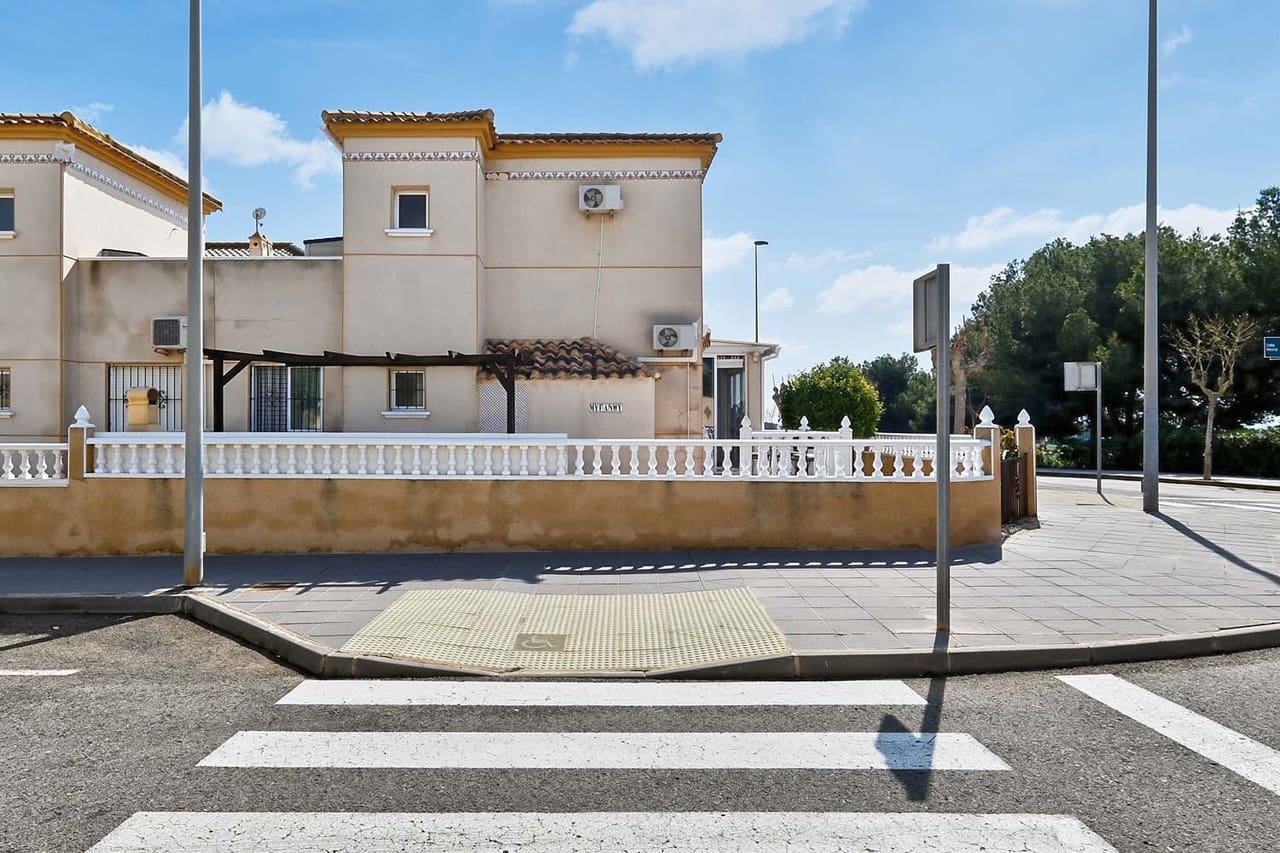 3 bedroom Villa for sale in Pinar de Campoverde - € 159,950 (Ref: 9679667)