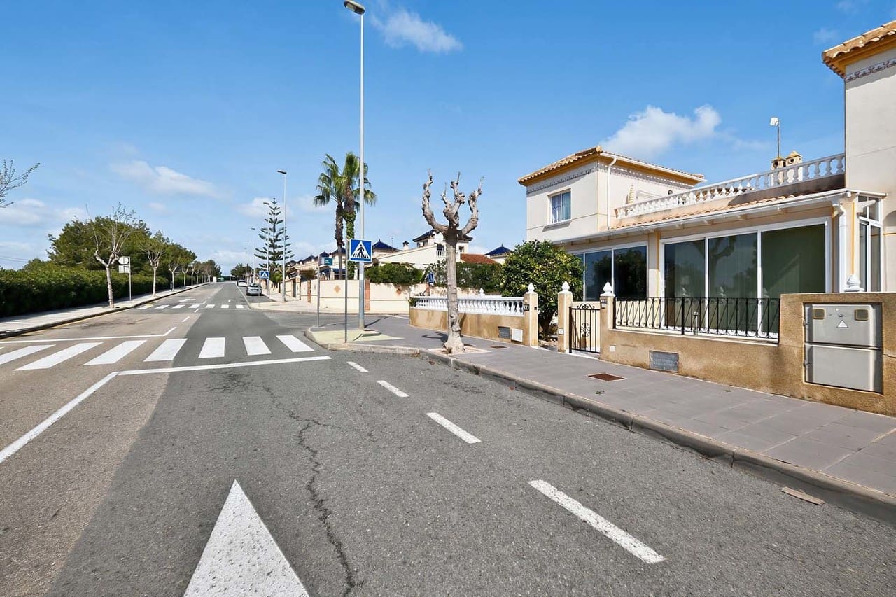 3 bedroom Villa for sale in Pinar de Campoverde - € 159,950 (Ref: 9679667)