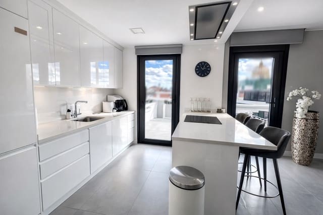 5 makuuhuone Huvila myytävänä paikassa Los Balcones mukana uima-altaan 
autotalli - 849 950 € (Ref: 9713720)