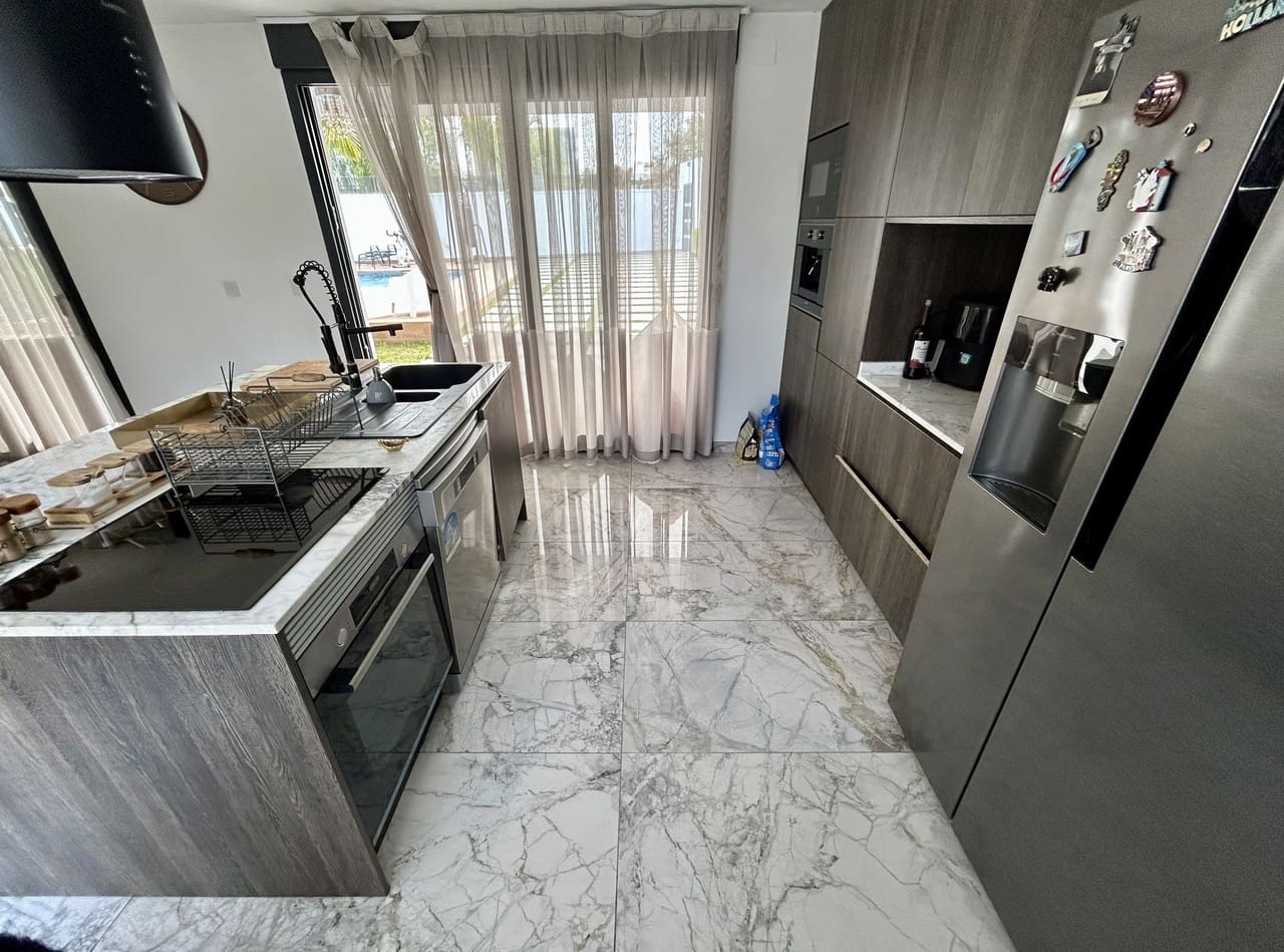 Chalet de 3 habitaciones en Los Balcones en venta con piscina - 1.320.000 € (Ref: 9713722)