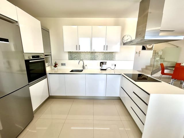 3 makuuhuone Huvila myytävänä paikassa Villamartin, Orihuela mukana uima-altaan 
autotalli - 550 000 € (Ref: 9713733)