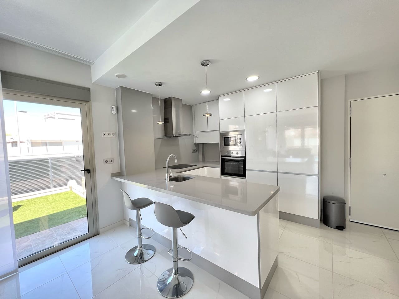 4 bedroom Villa for sale in Punta Prima with pool - € 555,000 (Ref: 9713736)