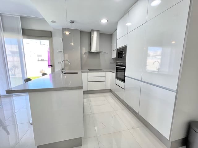 4 Zimmer Villa zu verkaufen in Punta Prima, Torrevieja mit Pool - 555.000 € (Ref: 9713736)