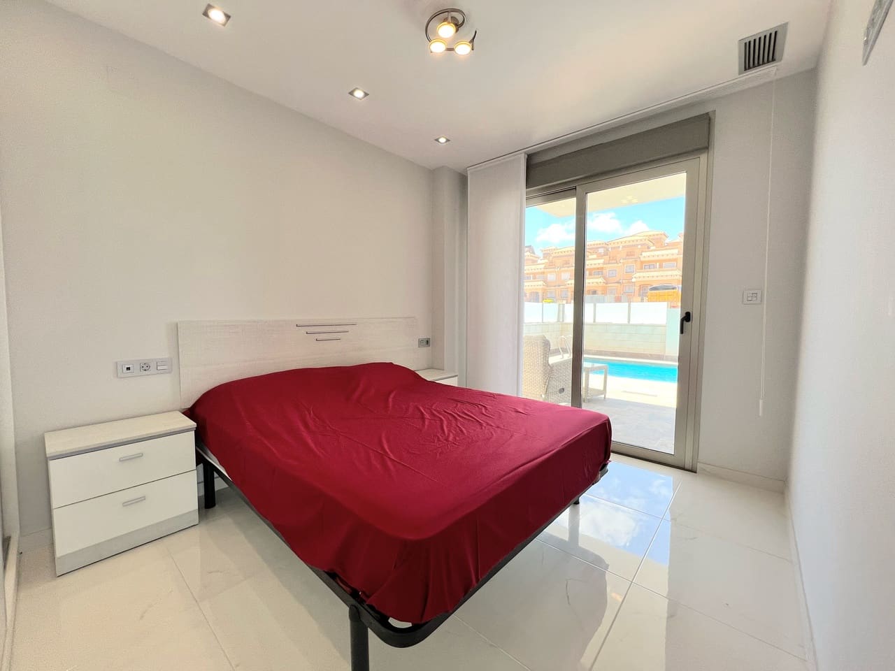 4 bedroom Villa for sale in Punta Prima with pool - € 555,000 (Ref: 9713736)