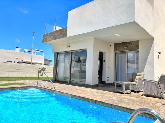 4 Zimmer Villa zu verkaufen in Punta Prima, Torrevieja mit Pool - 555.000 € (Ref: 9713736)