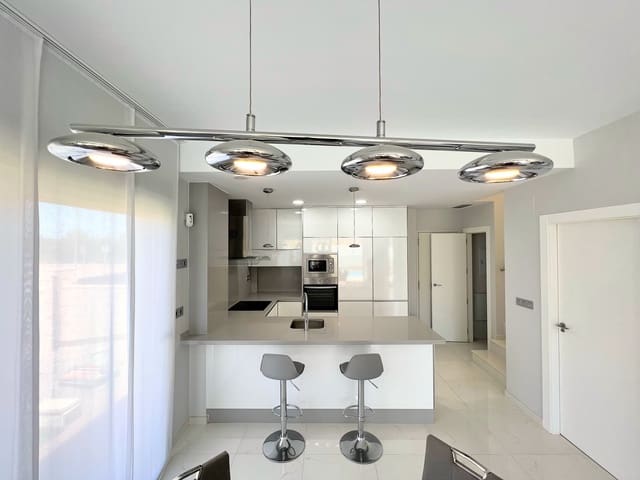 4 Zimmer Villa zu verkaufen in Punta Prima, Torrevieja mit Pool - 555.000 € (Ref: 9713736)