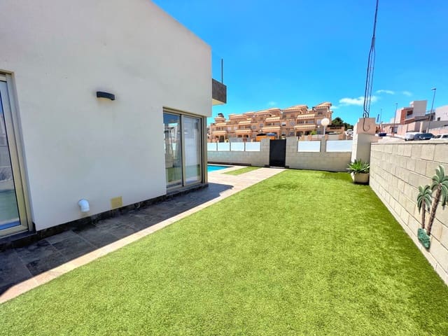 4 Zimmer Villa zu verkaufen in Punta Prima, Torrevieja mit Pool - 555.000 € (Ref: 9713736)