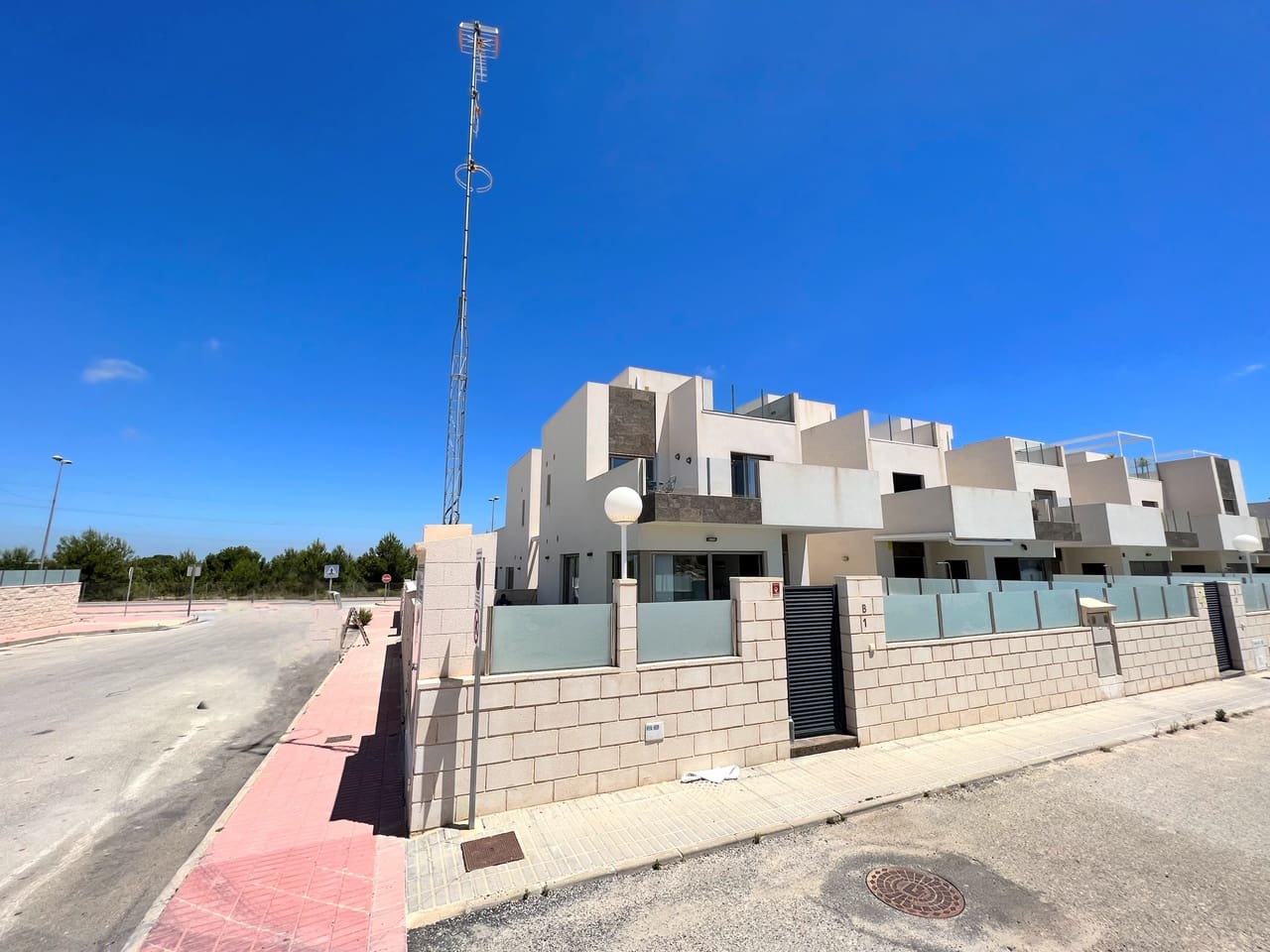 4 bedroom Villa for sale in Punta Prima with pool - € 555,000 (Ref: 9713736)