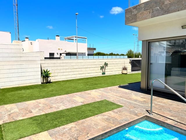 4 Zimmer Villa zu verkaufen in Punta Prima, Torrevieja mit Pool - 555.000 € (Ref: 9713736)