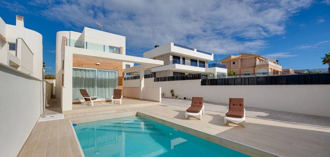 3 soveværelse Villa til salg i Torrevieja med swimmingpool garage - € 650.000 (Ref: 9713774)