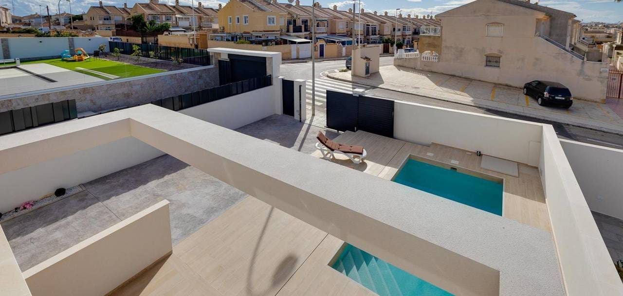 3 soveværelse Villa til salg i Torrevieja med swimmingpool garage - € 650.000 (Ref: 9713774)