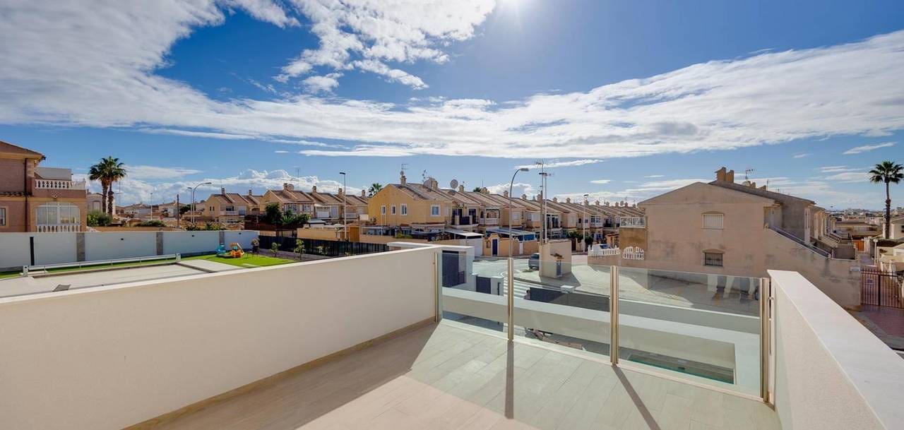 3 soveværelse Villa til salg i Torrevieja med swimmingpool garage - € 650.000 (Ref: 9713774)