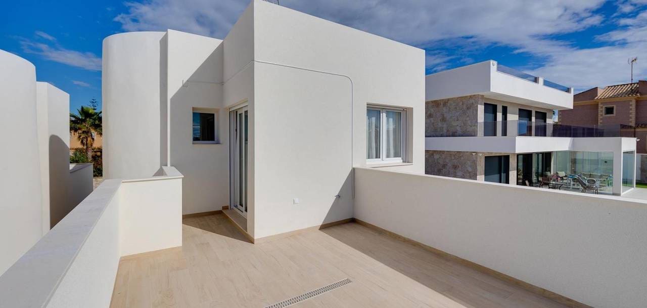 3 soveværelse Villa til salg i Torrevieja med swimmingpool garage - € 650.000 (Ref: 9713774)