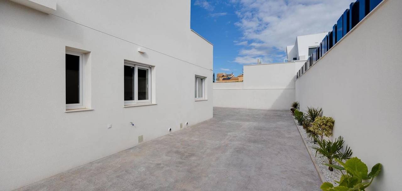 3 soveværelse Villa til salg i Torrevieja med swimmingpool garage - € 650.000 (Ref: 9713774)