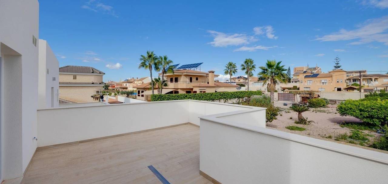 3 soveværelse Villa til salg i Torrevieja med swimmingpool garage - € 650.000 (Ref: 9713774)