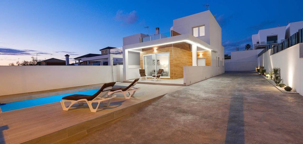3 soveværelse Villa til salg i Torrevieja med swimmingpool garage - € 650.000 (Ref: 9713774)