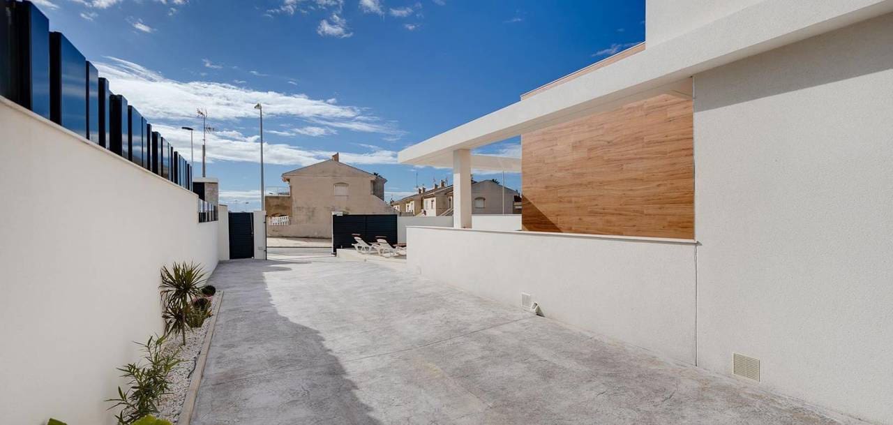 3 soveværelse Villa til salg i Torrevieja med swimmingpool garage - € 650.000 (Ref: 9713774)