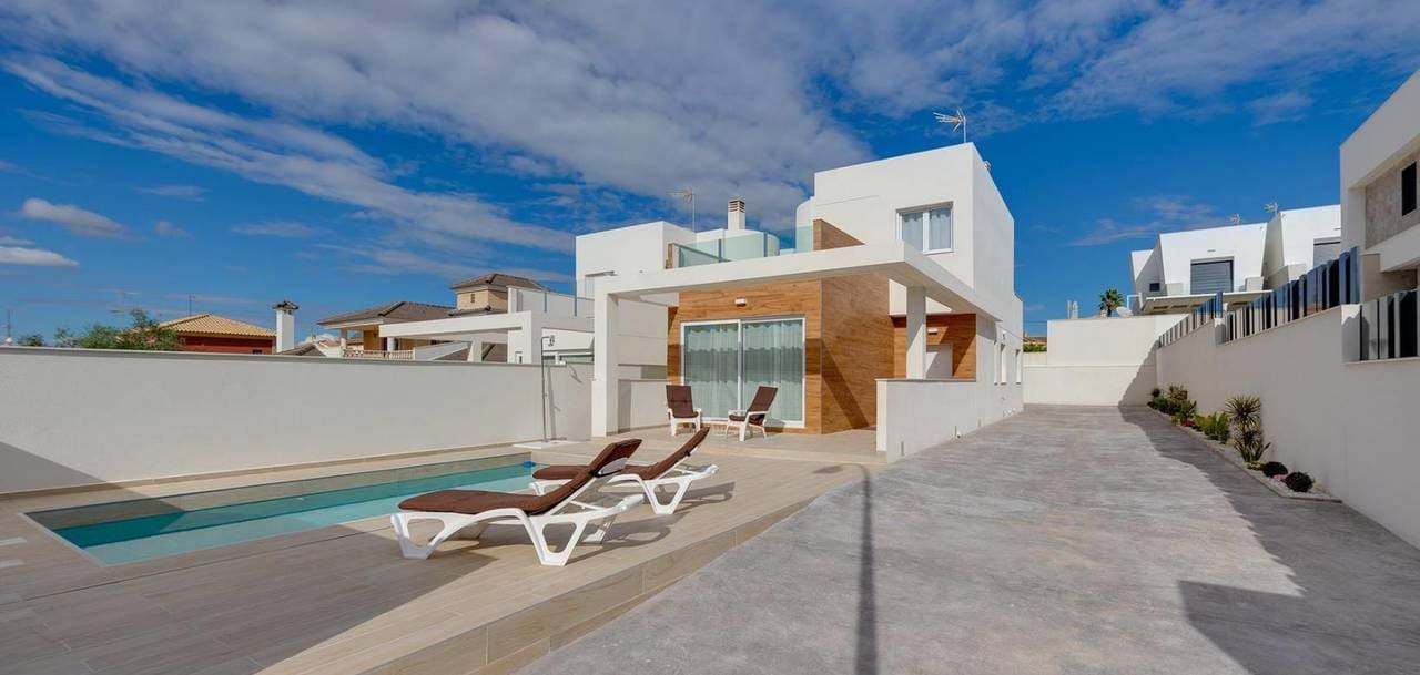 3 soveværelse Villa til salg i Torrevieja med swimmingpool garage - € 650.000 (Ref: 9713774)