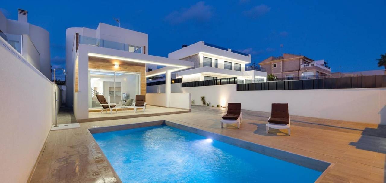 3 quarto Casa em Banda para venda em Torrevieja com piscina garagem - 650 000 € (Ref: 9713775)