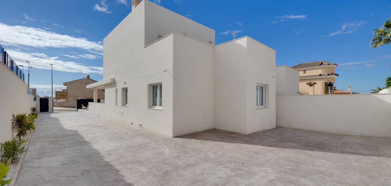 3 quarto Casa em Banda para venda em Torrevieja com piscina garagem - 650 000 € (Ref: 9713775)