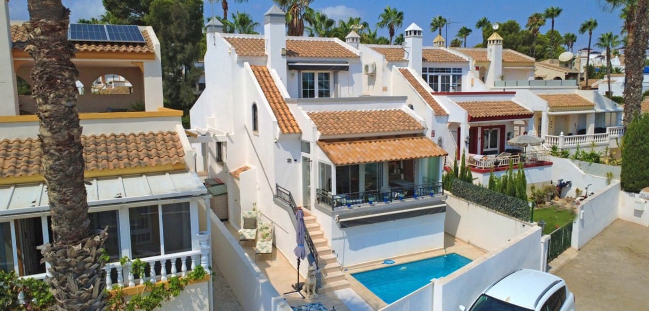 2 bedroom Villa for sale in Villamartin with pool - € 414,900 (Ref: 9713776)