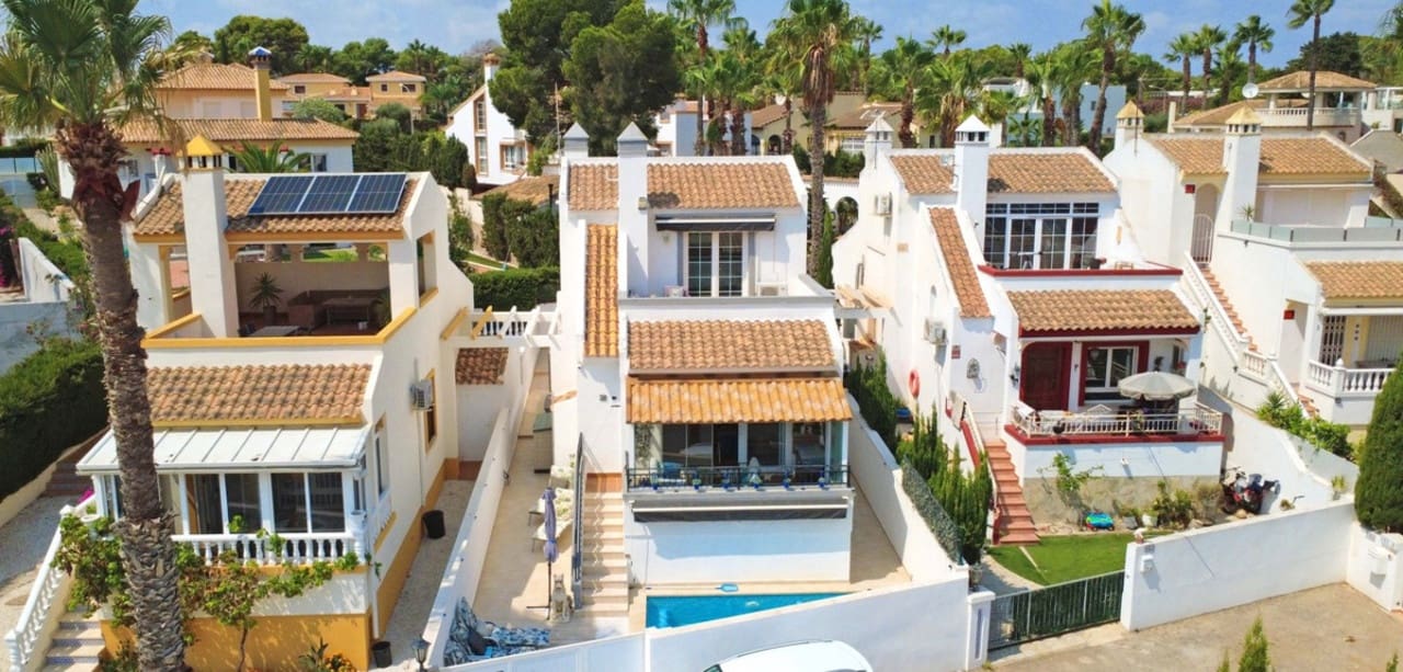 2 bedroom Villa for sale in Villamartin with pool - € 414,900 (Ref: 9713776)