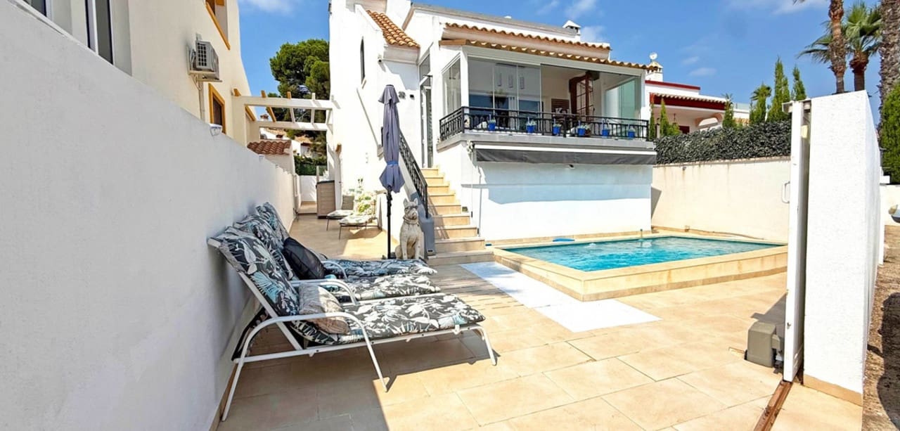 2 bedroom Villa for sale in Villamartin with pool - € 414,900 (Ref: 9713776)