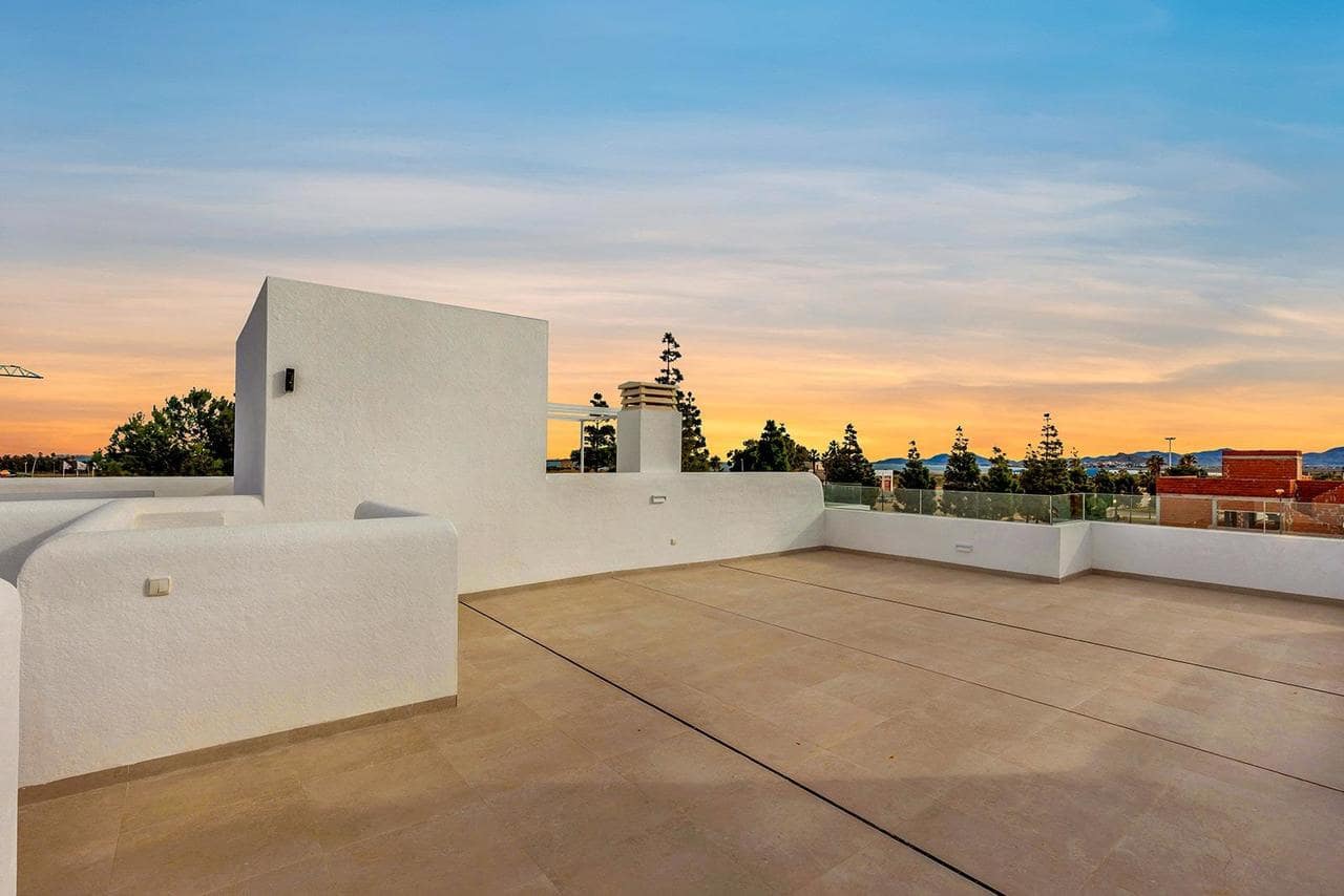 Chalet de 3 habitaciones en Los Alcázares en venta con piscina garaje - 589.900 € (Ref: 9713802)