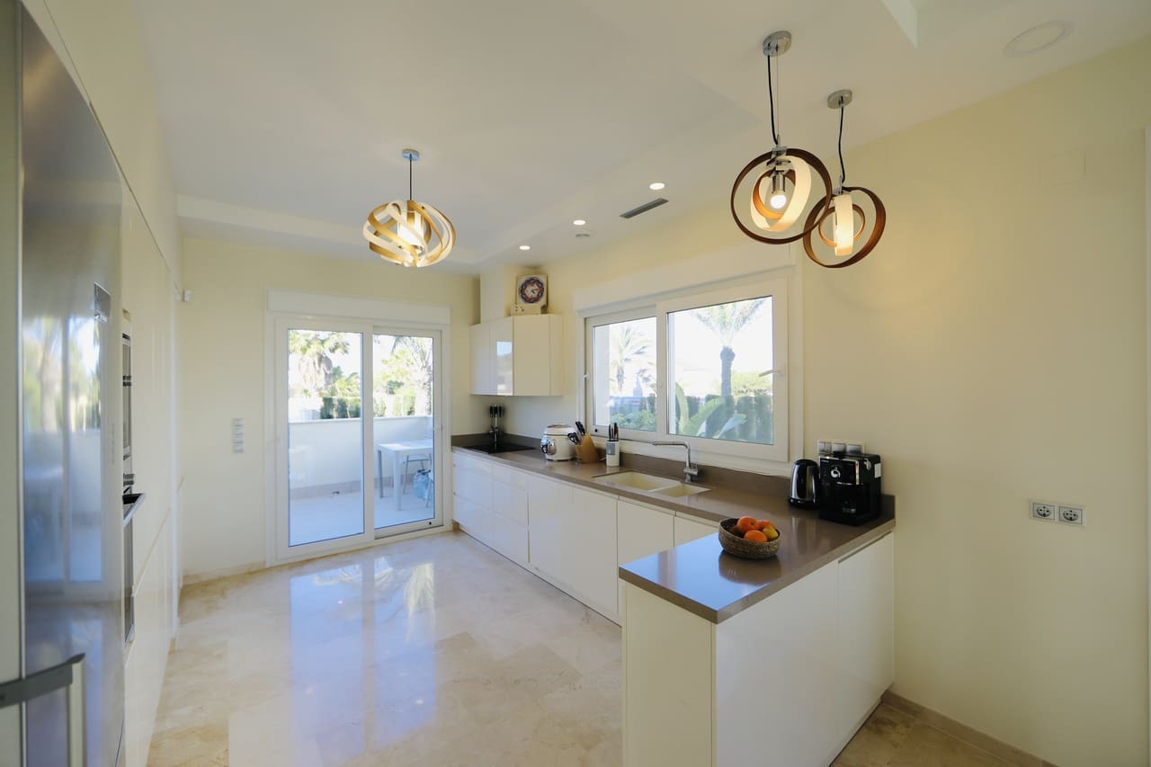 5 slaapkamer Villa te koop in La Zenia met zwembad garage - € 1.500.000 (Ref: 9733733)